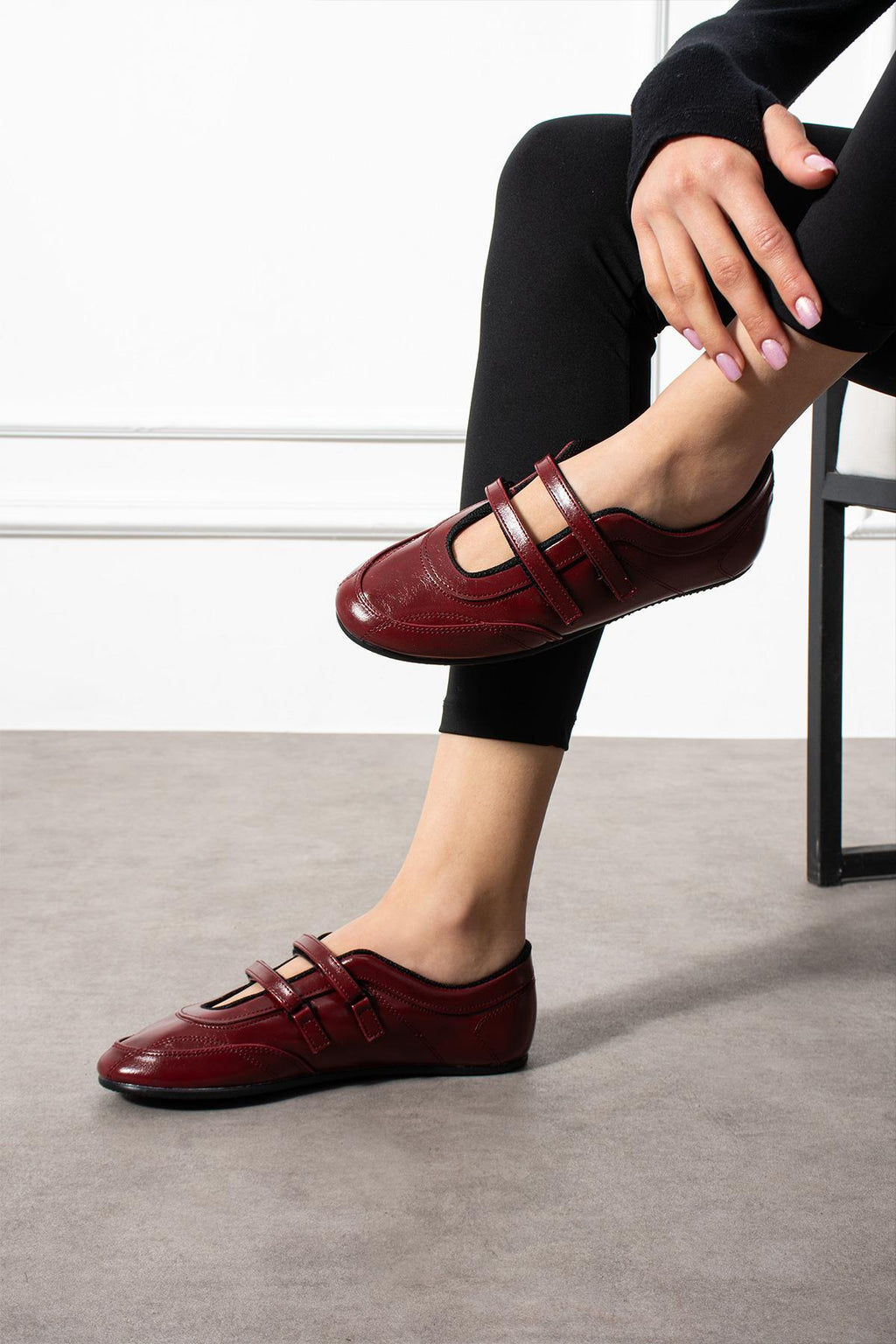 Despina Shoes Elvis Bordo Suni Deri Kadın Babet – model üzerinde görünüm 2