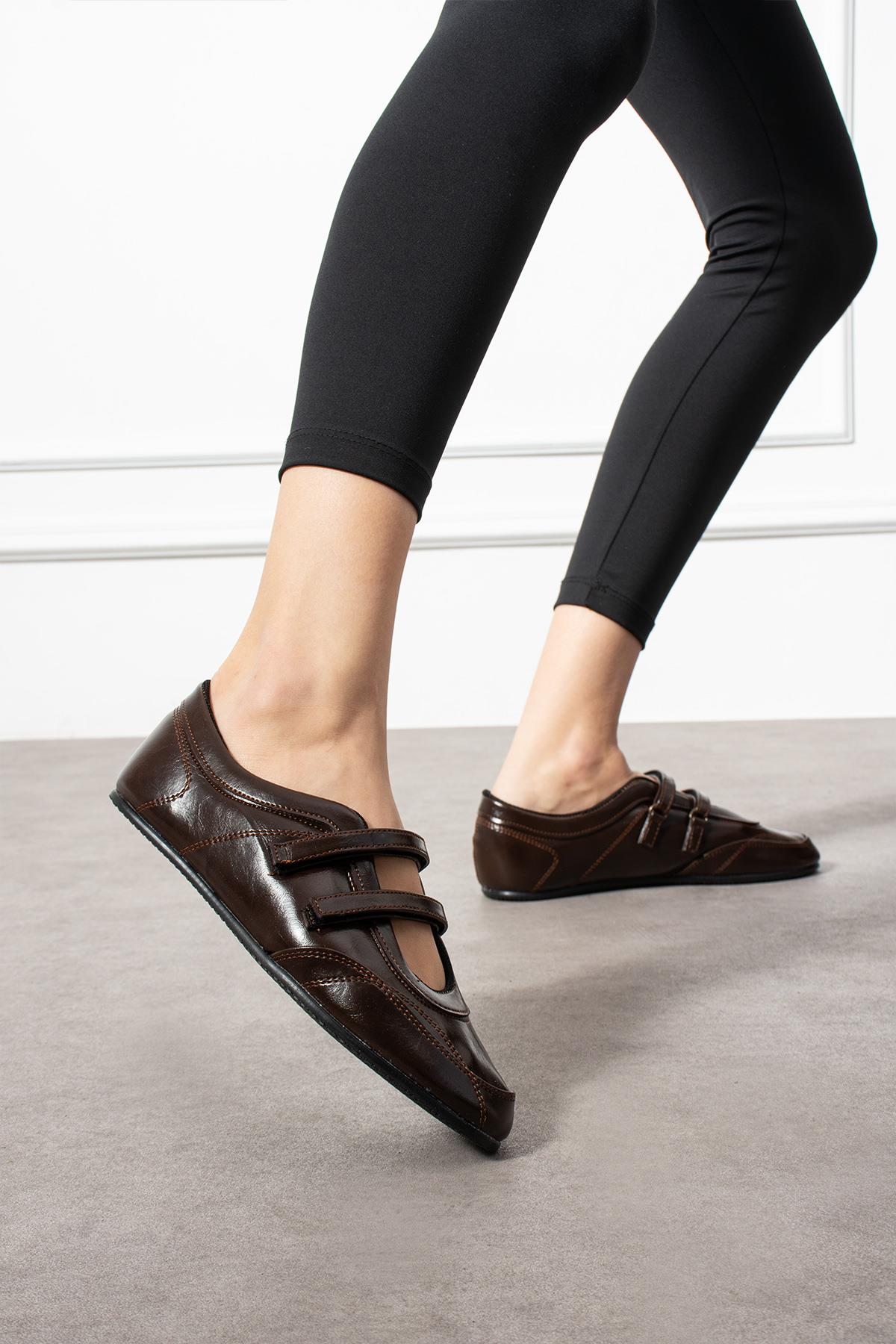 Despina Shoes Elvis Kahverengi Suni Materyal Kadın Babet – model üzerinde görünüm 4