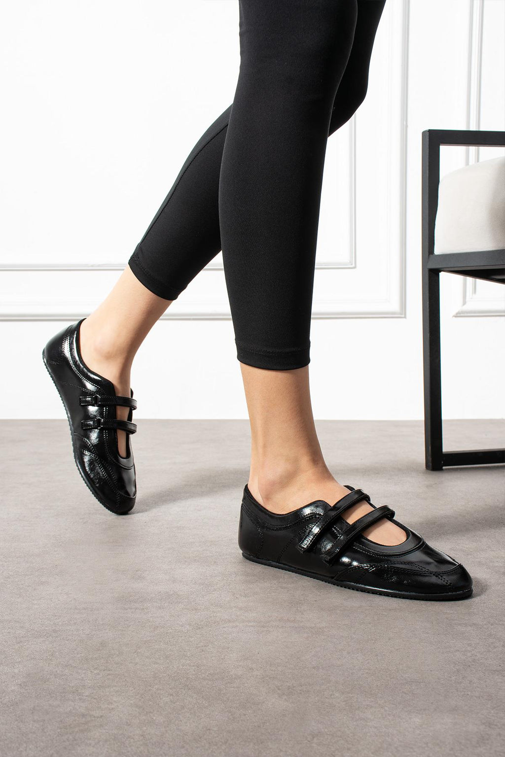 Despina Shoes Elvis Siyah Rugan Görünümlü Kadın Babet – model üzerinde görünüm 1
