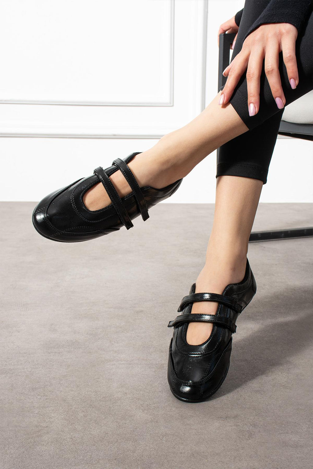 Despina Shoes Elvis Siyah Rugan Görünümlü Kadın Babet – model üzerinde görünüm 4