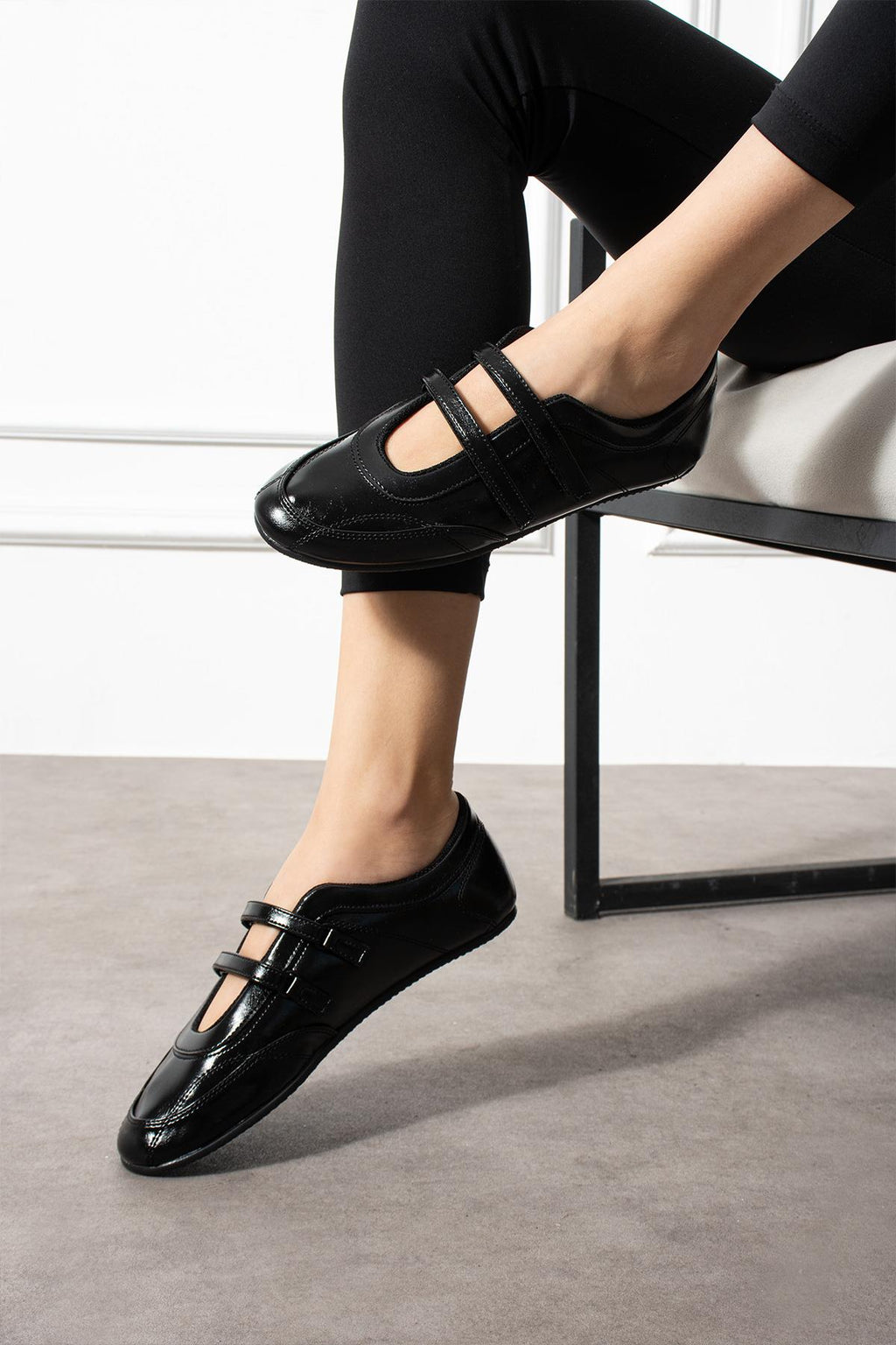 Despina Shoes Elvis Siyah Rugan Görünümlü Kadın Babet – model üzerinde görünüm 3