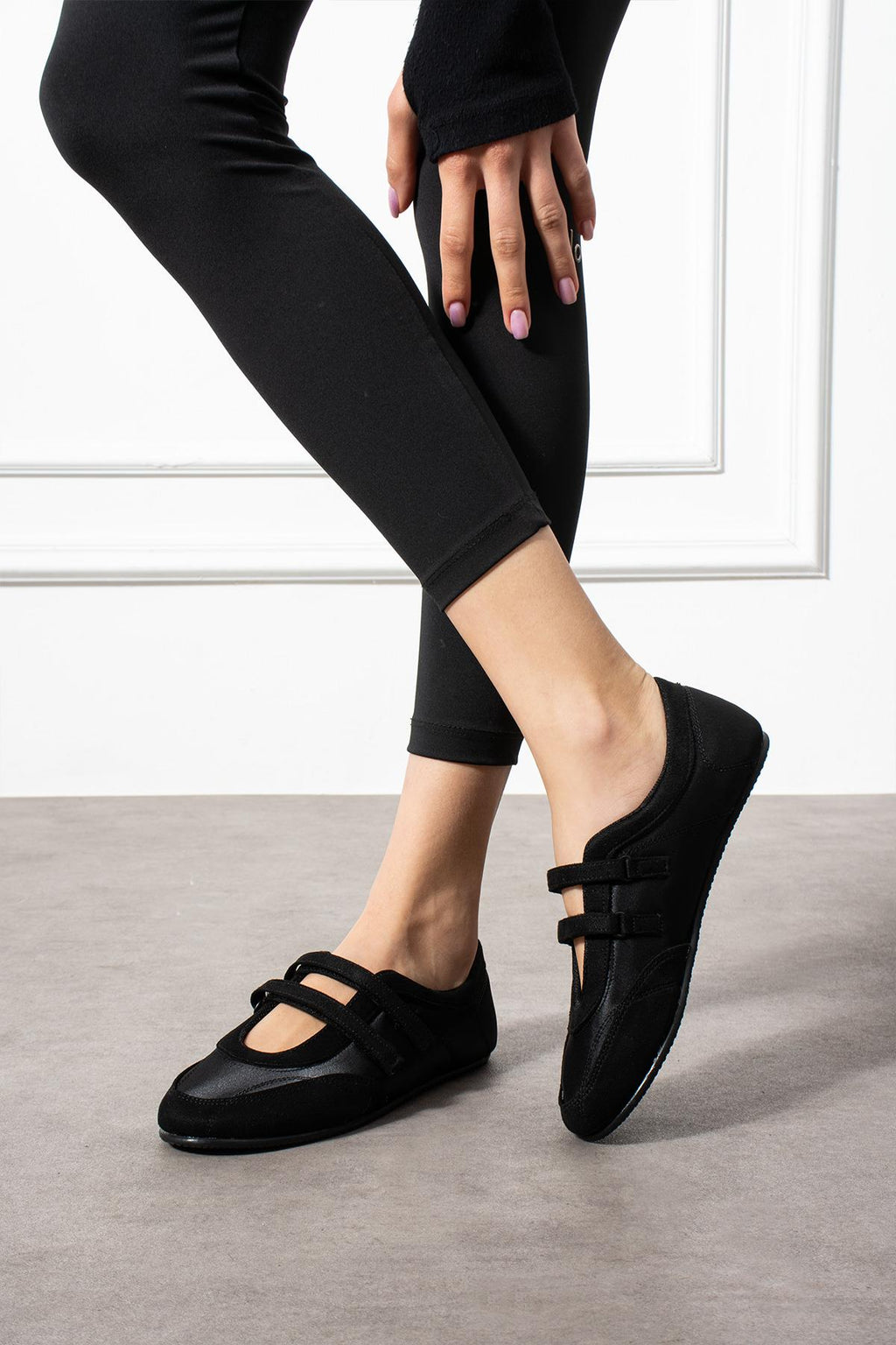 Despina Shoes Elvis Siyah Süet Dokulu Kadın Babet – model üzerinde görünüm 2