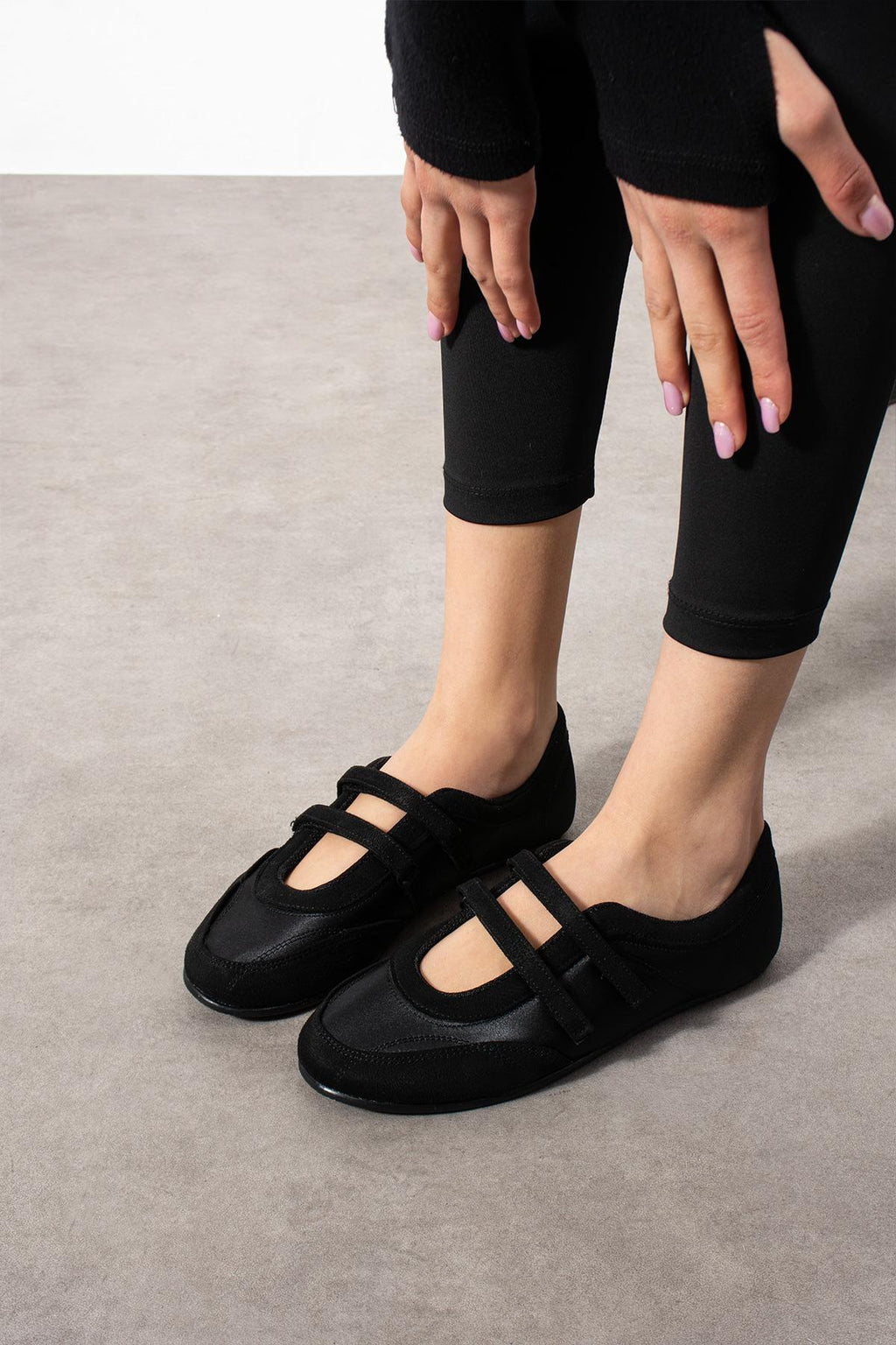 Despina Shoes Elvis Siyah Süet Dokulu Kadın Babet – model üzerinde görünüm 4