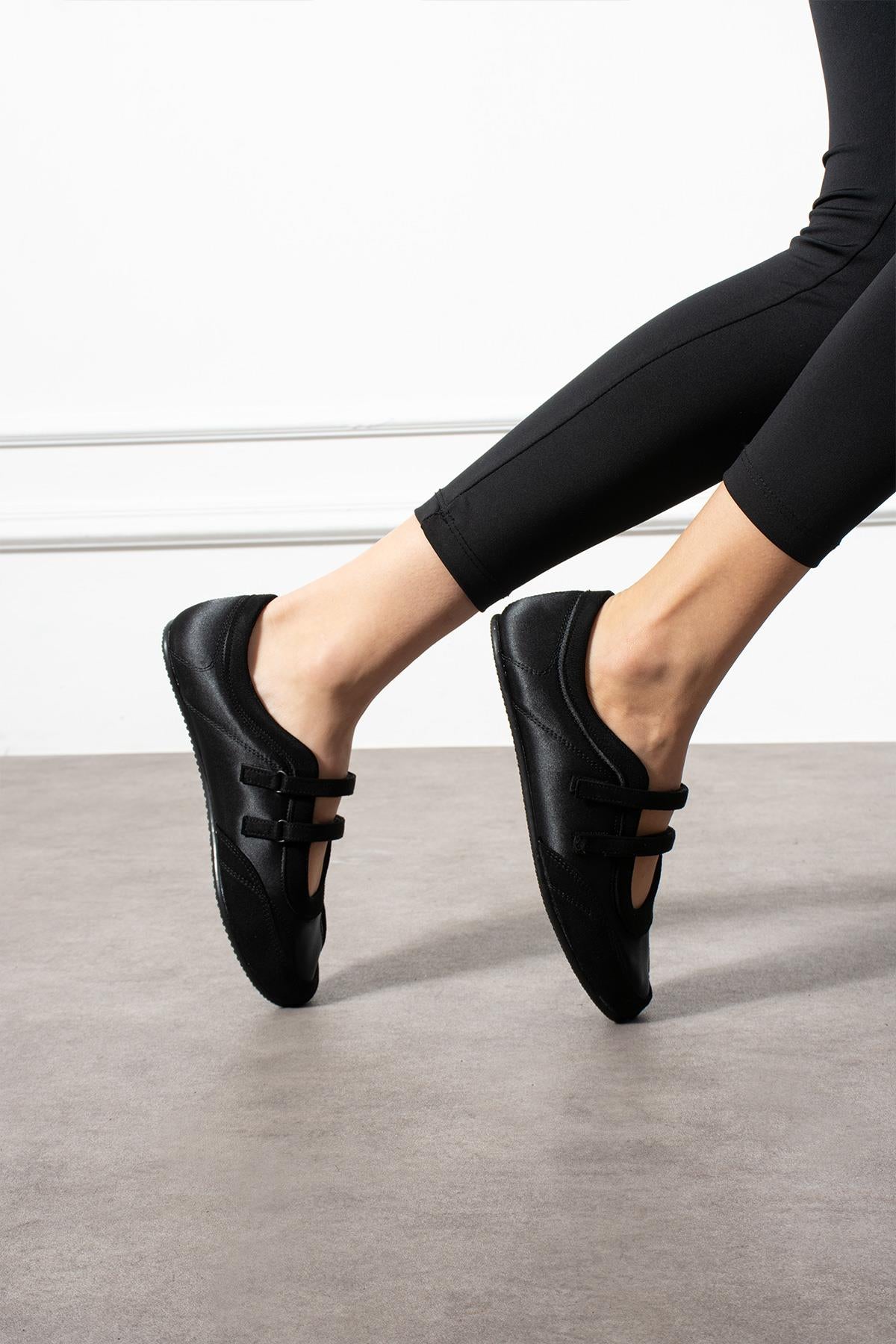 Despina Shoes Elvis Siyah Süet Dokulu Kadın Babet – model üzerinde görünüm 3