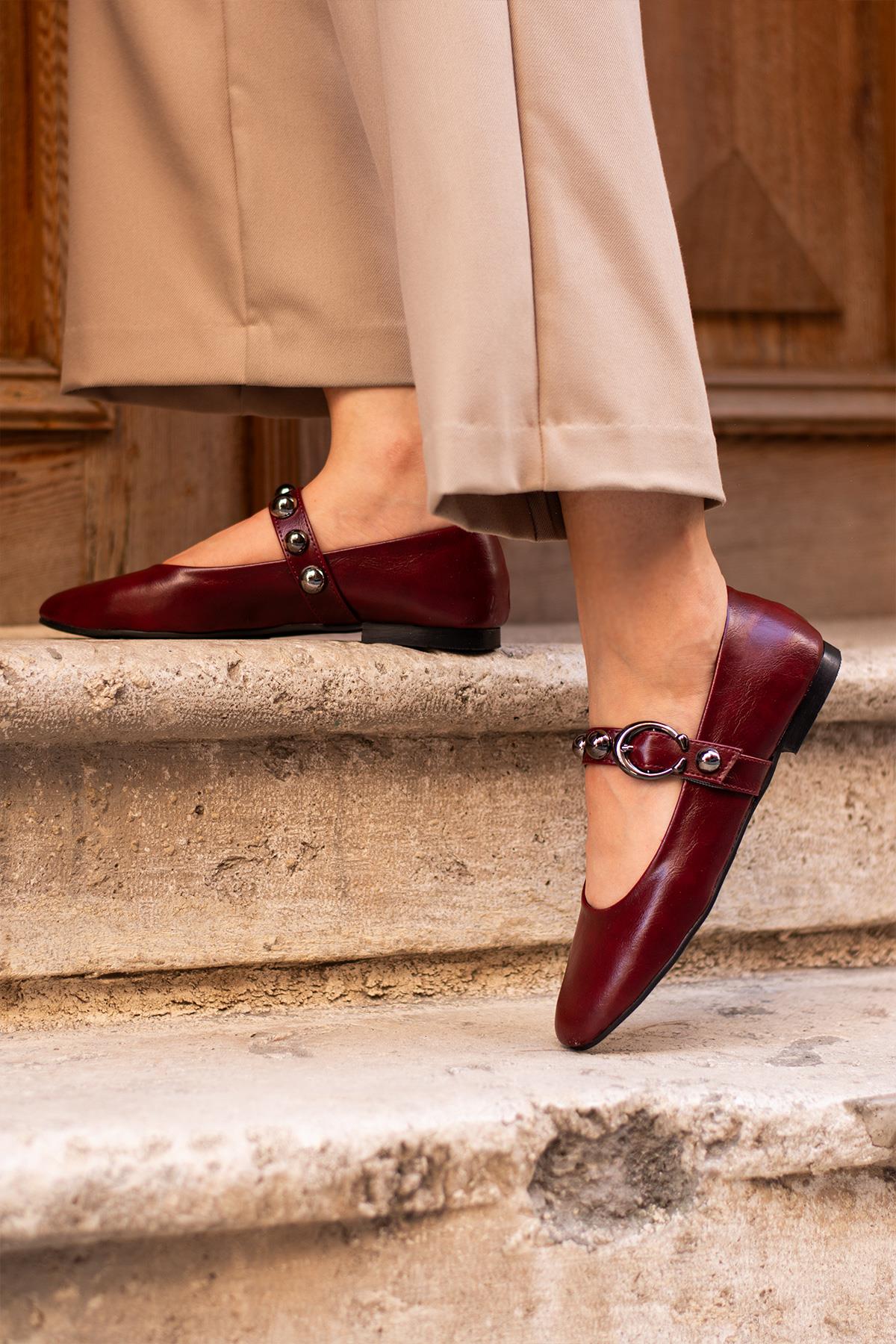 Despina Shoes Lile Bordo Suni Deri Kadın Babet – model üzerinde görünüm 5