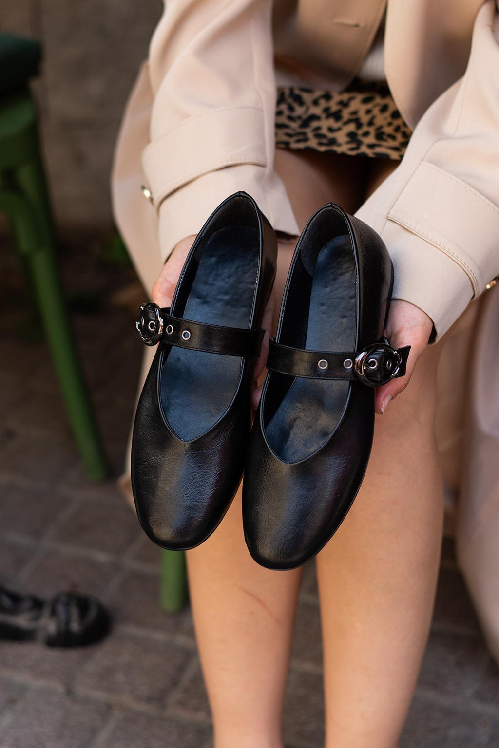 Despina Shoes Mary Siyah Suni Deri Kadın Babet – model üzerinde görünüm 4