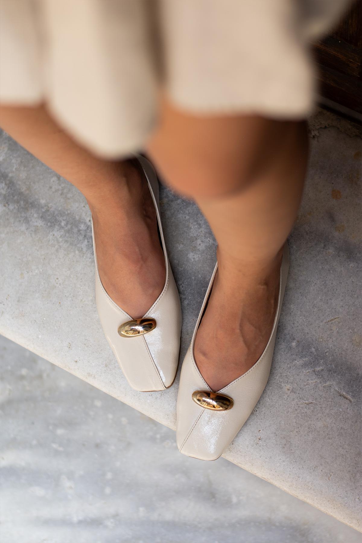 Despina Shoes Vina Bej Suni Deri Kadın Babet – model üzerinde görünüm 4