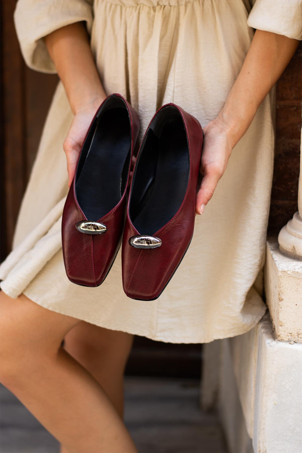 Despina Shoes Vina Bordo Suni Deri Kadın Babet – model üzerinde görünüm 4