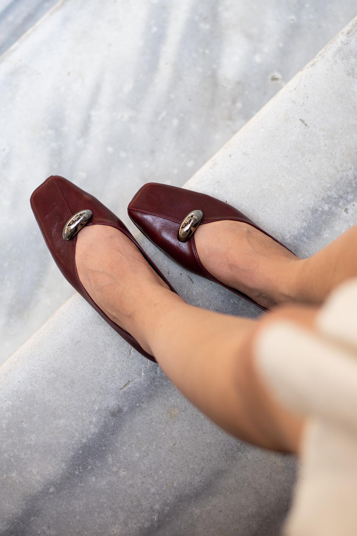 Despina Shoes Vina Bordo Suni Deri Kadın Babet – model üzerinde görünüm 2
