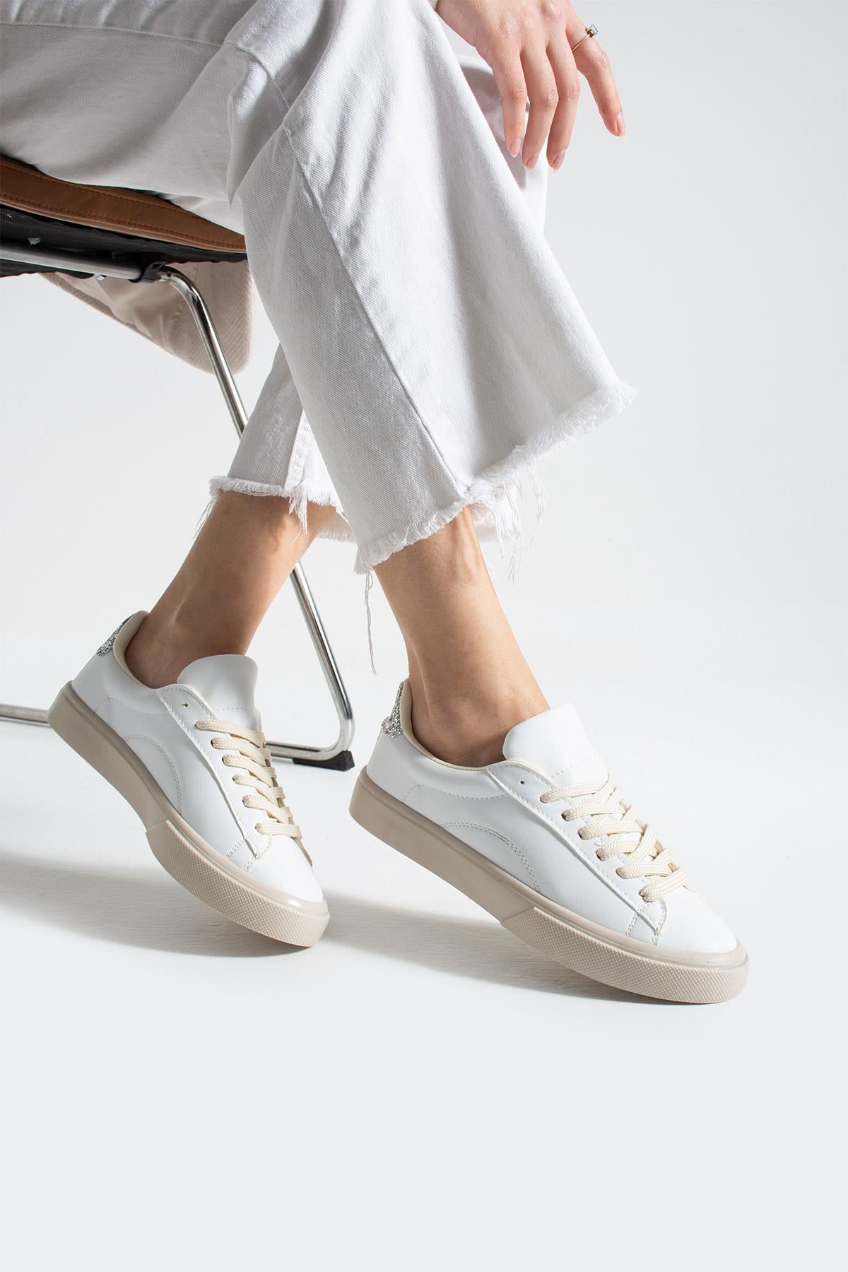 Despina Shoes Lena Beyaz-Gümüş Suni Deri Kadın Sneaker – model üzerinde görünüm 5