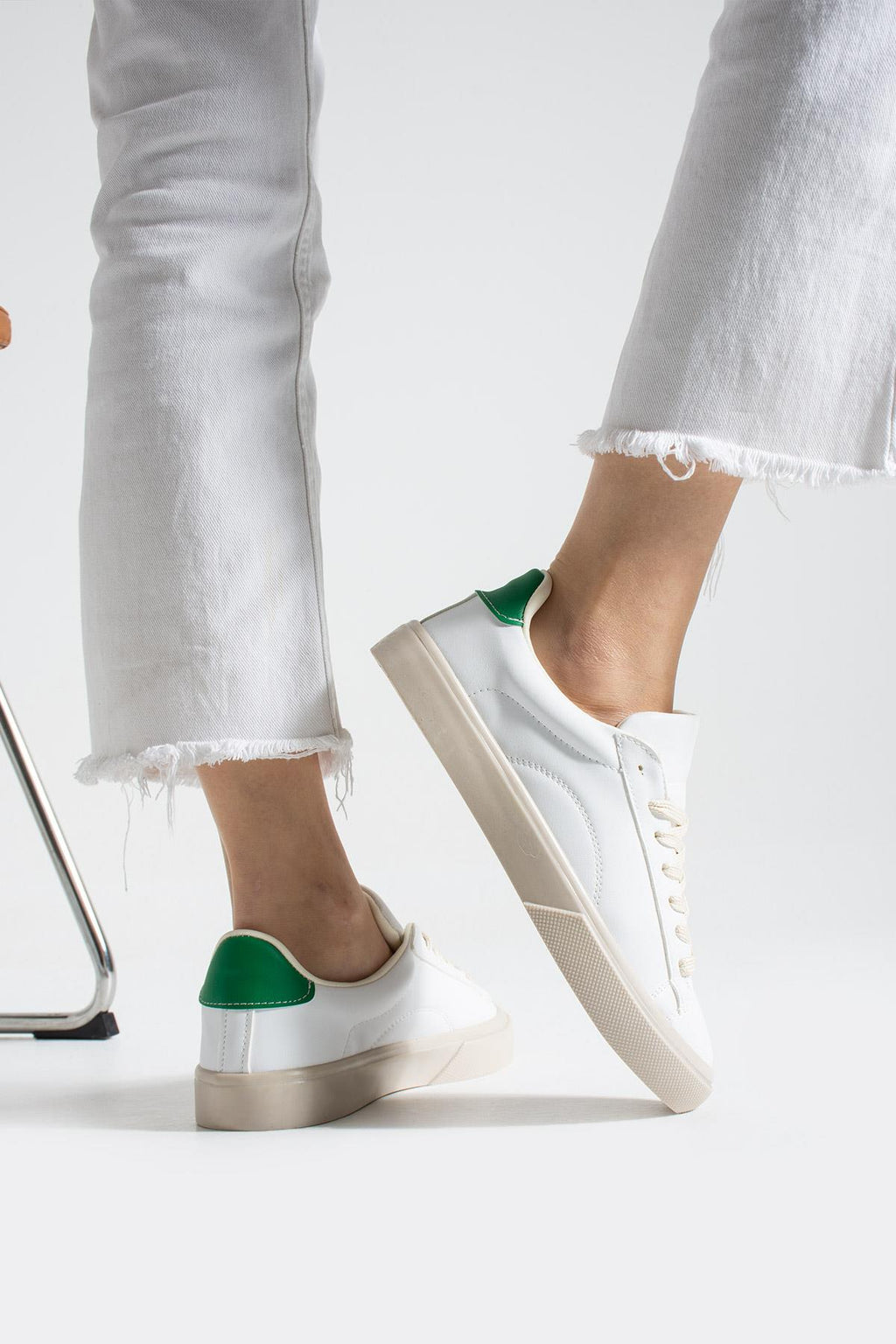 Despina Shoes Lena Beyaz-Haki Suni Deri Kadın Sneaker – model üzerinde görünüm 4