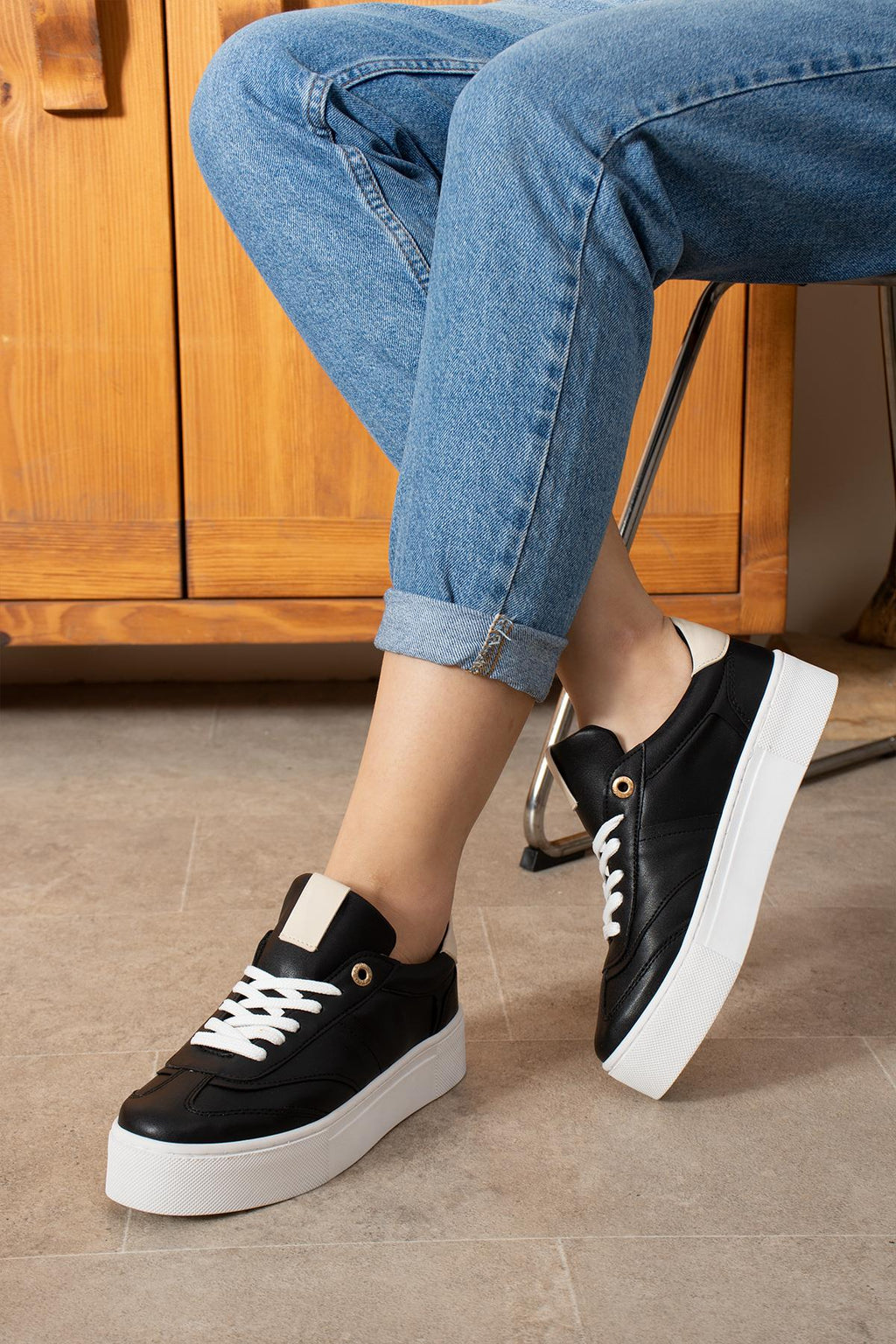 Despina Shoes Lika Siyah-Bej Suni Deri Kadın Sneaker – model üzerinde görünüm 3