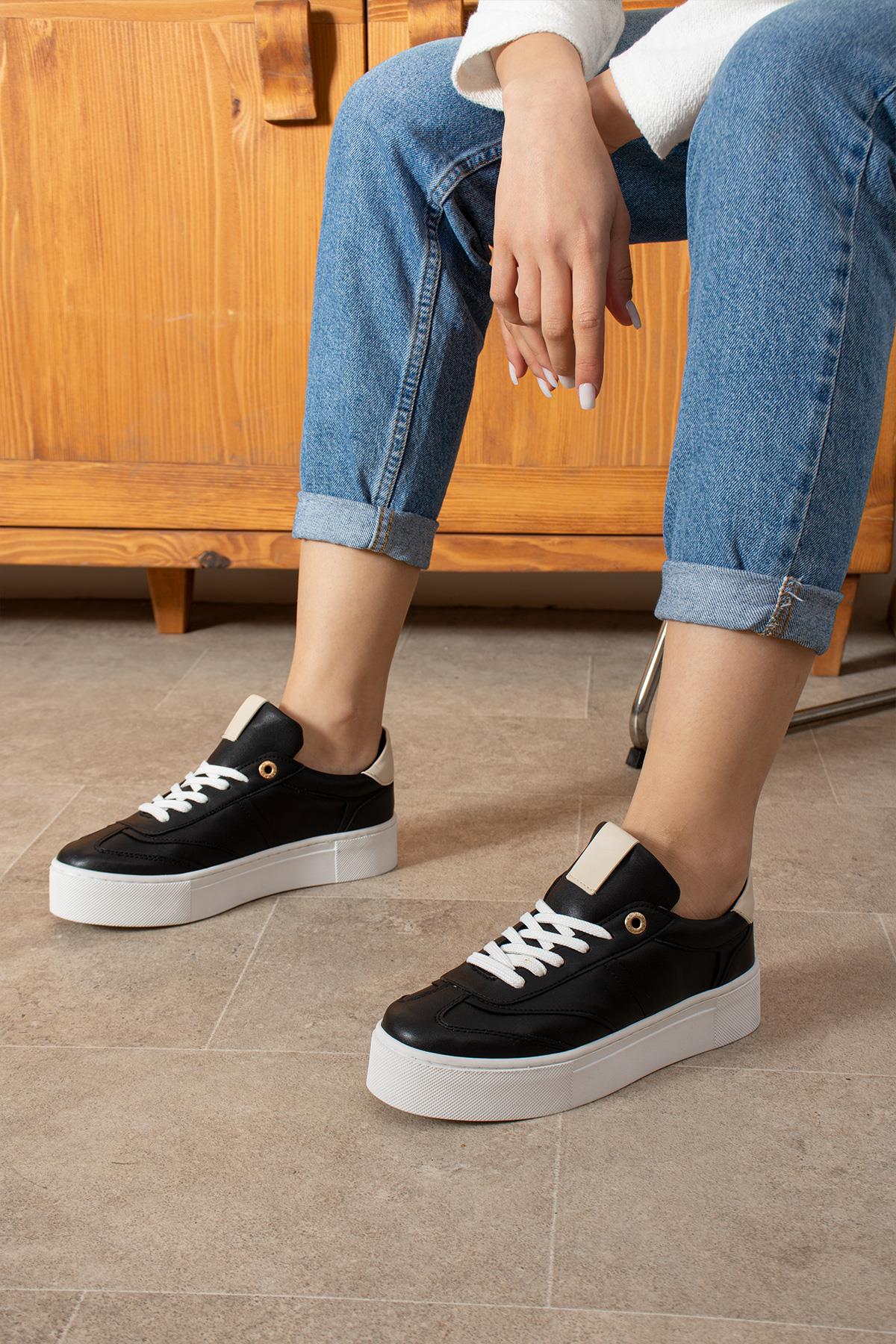 Despina Shoes Lika Siyah-Bej Suni Deri Kadın Sneaker – model üzerinde görünüm 1