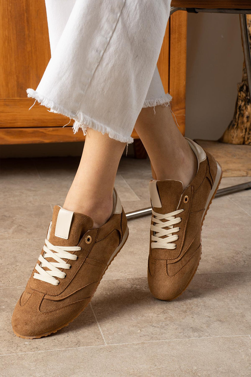 Despina Shoes Rose Taba-Bej Süet Dokulu Kadın Sneaker – model üzerinde görünüm 4