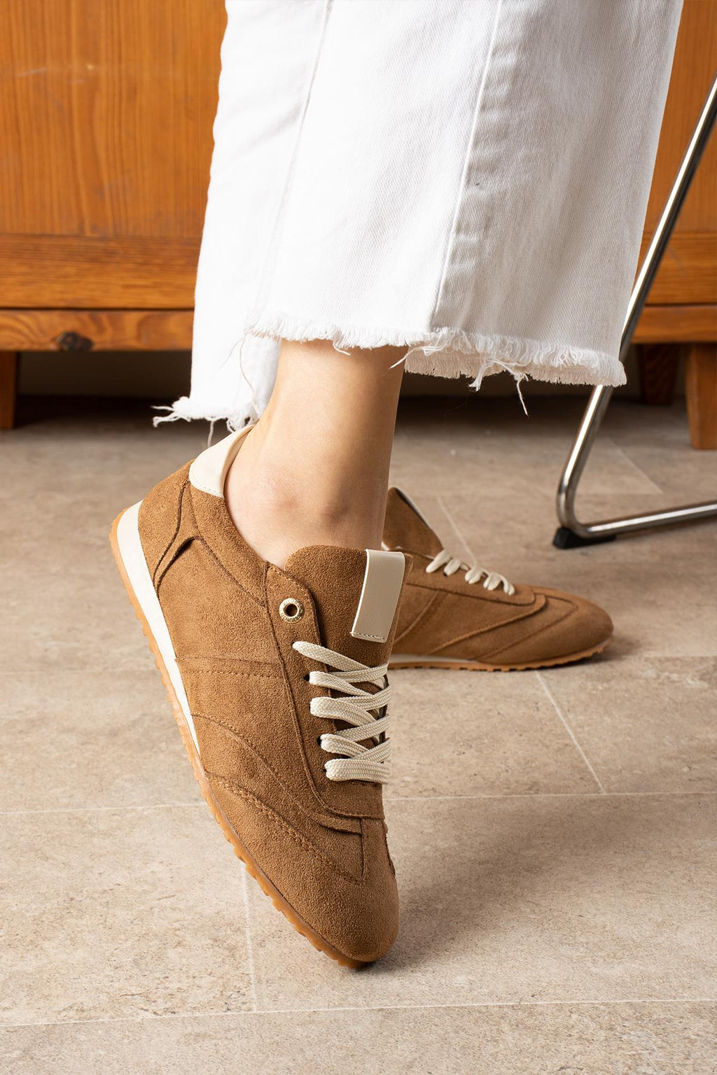 Despina Shoes Rose Taba-Bej Süet Dokulu Kadın Sneaker – model üzerinde görünüm 2