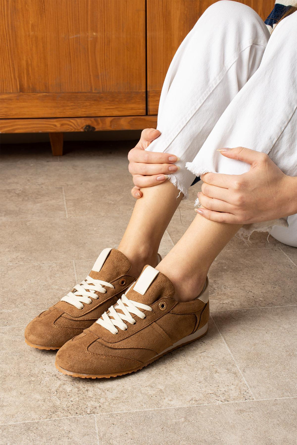 Despina Shoes Rose Taba-Bej Süet Dokulu Kadın Sneaker – model üzerinde görünüm 5