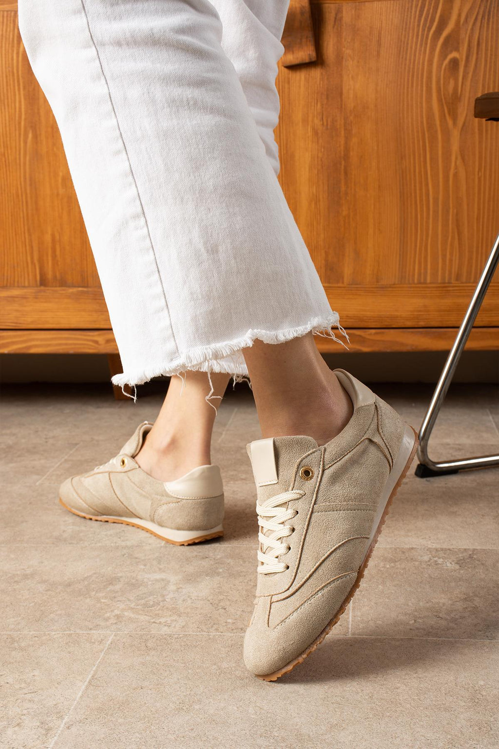 Despina Shoes Rose Vizon-Bej Süet Dokulu Kadın Sneaker – model üzerinde görünüm 2