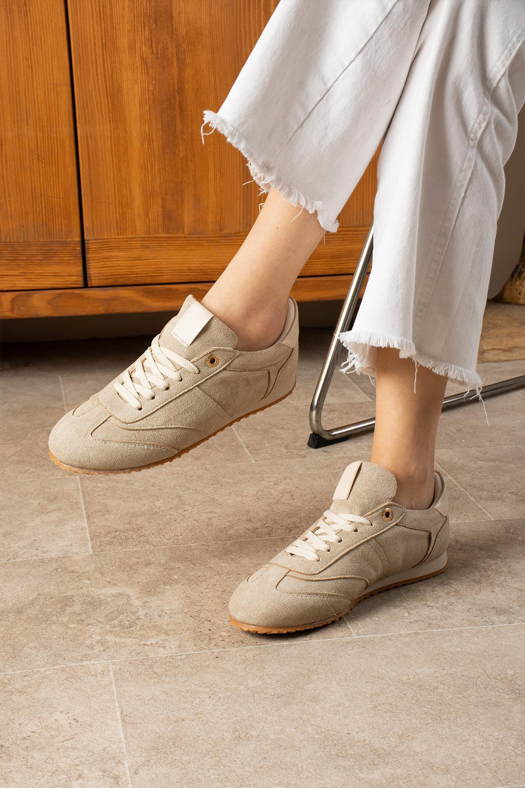 Despina Shoes Rose Vizon-Bej Süet Dokulu Kadın Sneaker – model üzerinde görünüm 3