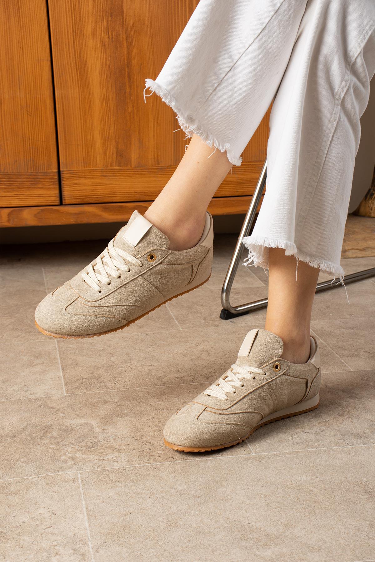 Despina Shoes Rose Vizon-Bej Süet Dokulu Kadın Sneaker – model üzerinde görünüm 3