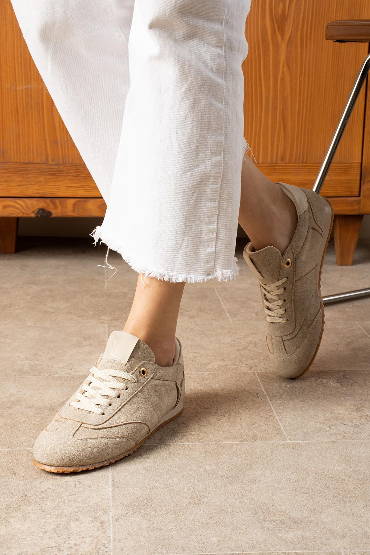 Despina Shoes Rose Vizon-Bej Süet Dokulu Kadın Sneaker – model üzerinde görünüm 4