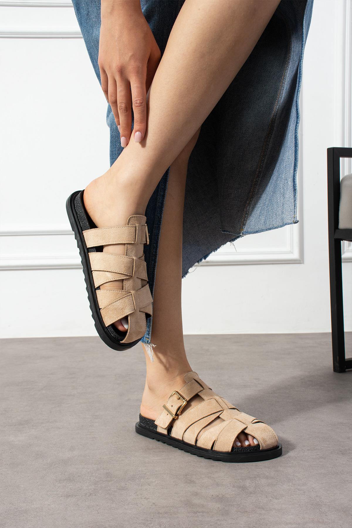 Despina Shoes Laria Bej Süet Dokulu Kadın Terlik – model üzerinde görünüm 3