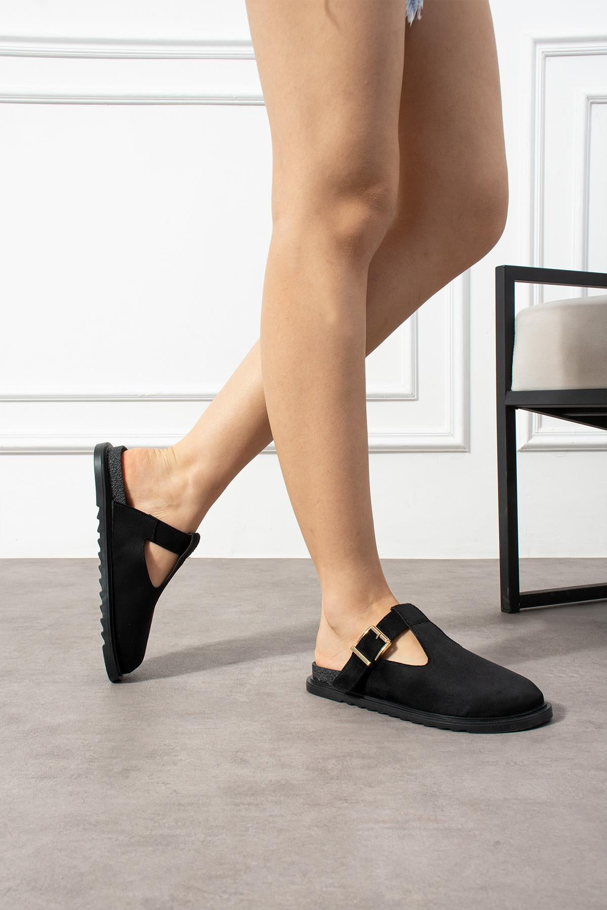 Despina Shoes Lang Siyah Süet Dokulu Kadın Sabo Terlik – model üzerinde görünüm 4