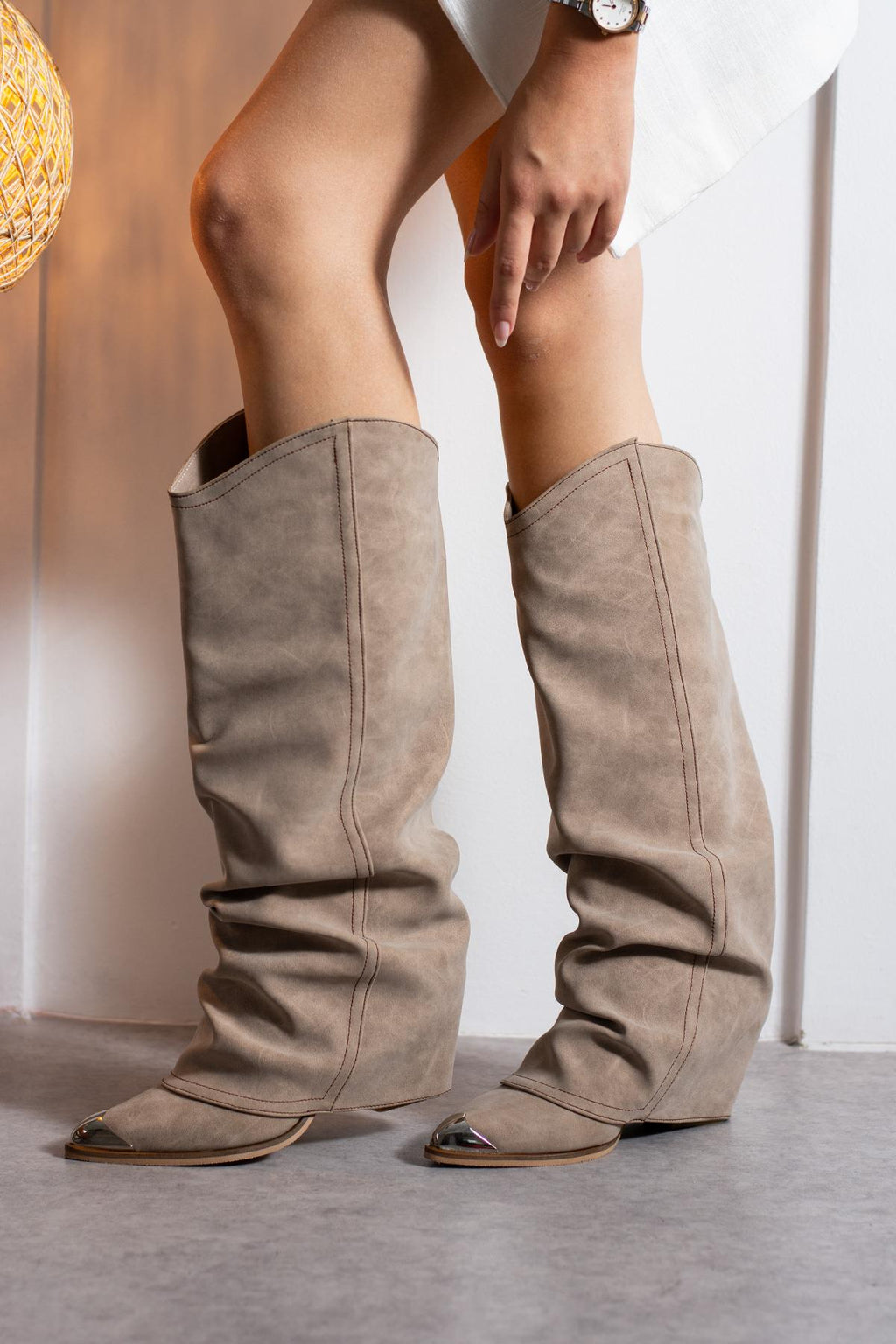 Despina Shoes Emily Bej Suni Deri Kadın Çizme – model üzerinde görünüm 3