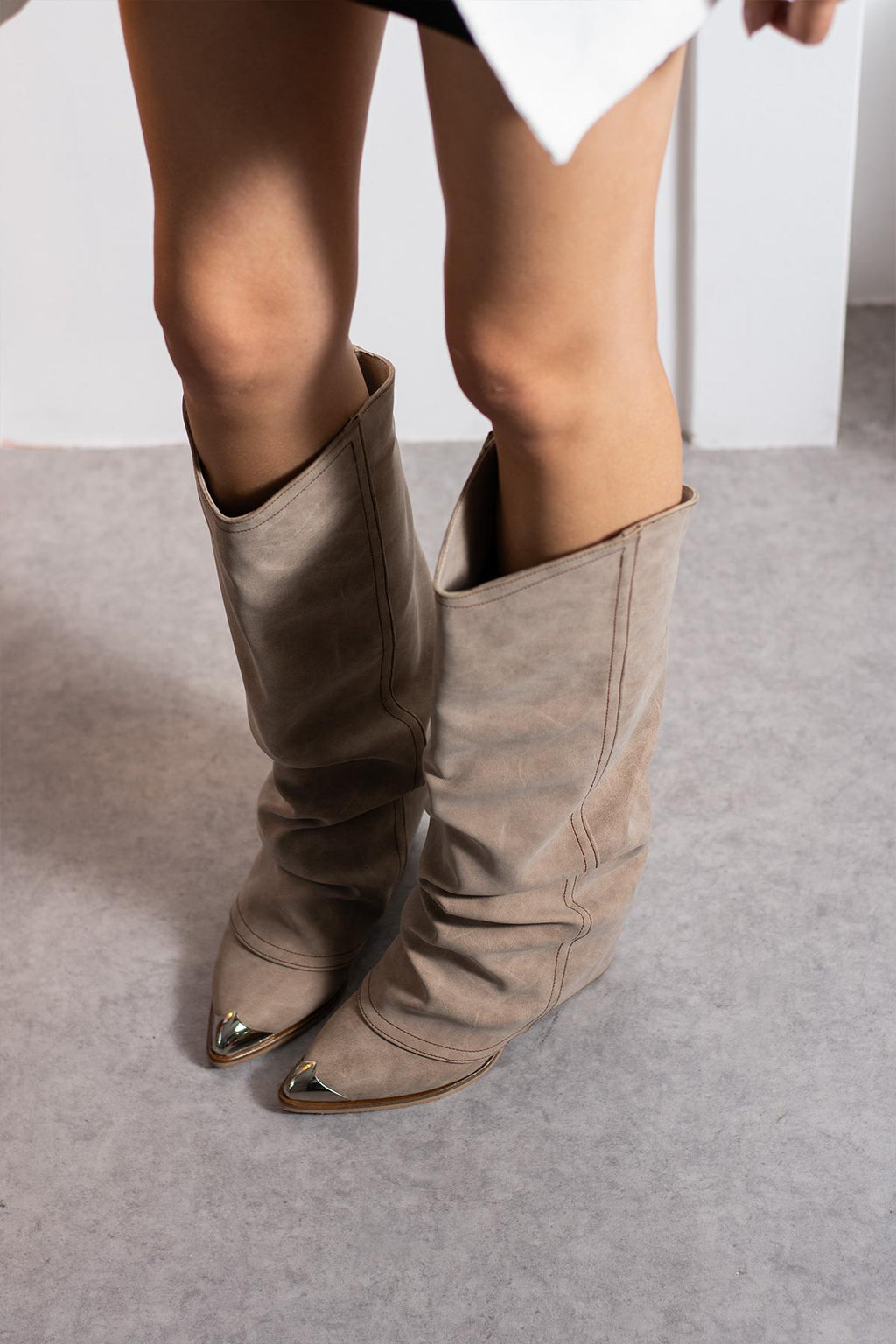 Despina Shoes Emily Bej Suni Deri Kadın Çizme – model üzerinde görünüm 2