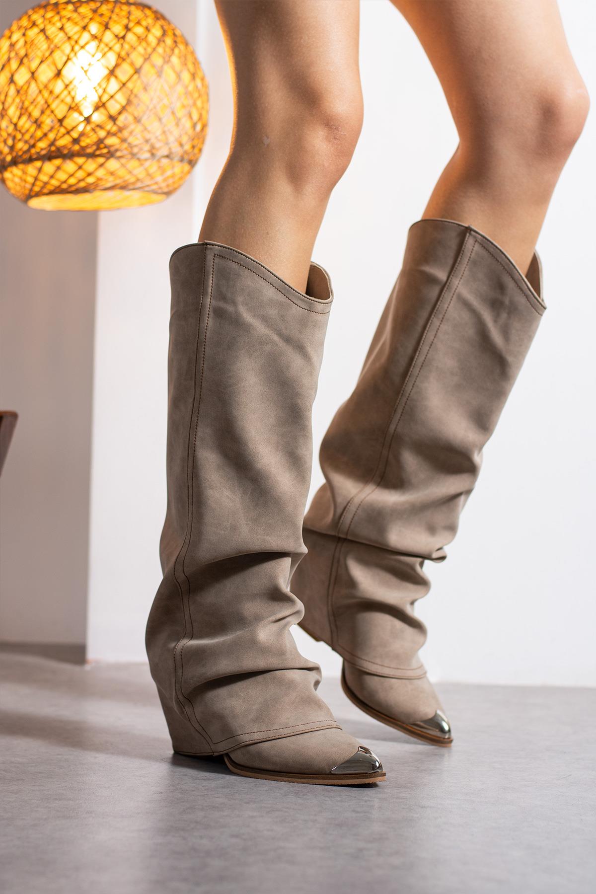 Despina Shoes Emily Bej Suni Deri Kadın Çizme – model üzerinde görünüm 1