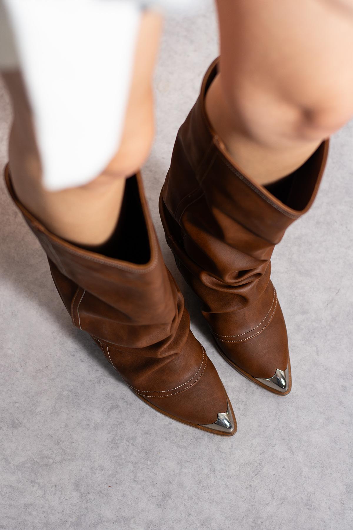 Despina Shoes Emily Taba Suni Deri Kadın Çizme – model üzerinde görünüm 2