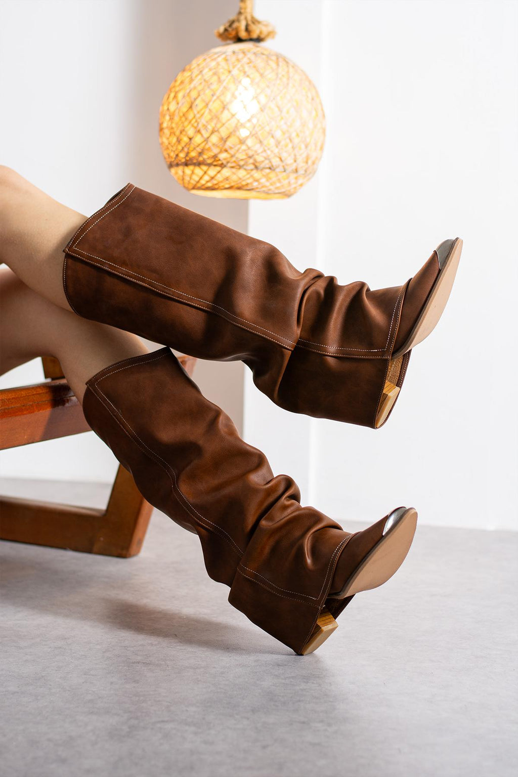 Despina Shoes Emily Taba Suni Deri Kadın Çizme – model üzerinde görünüm 5