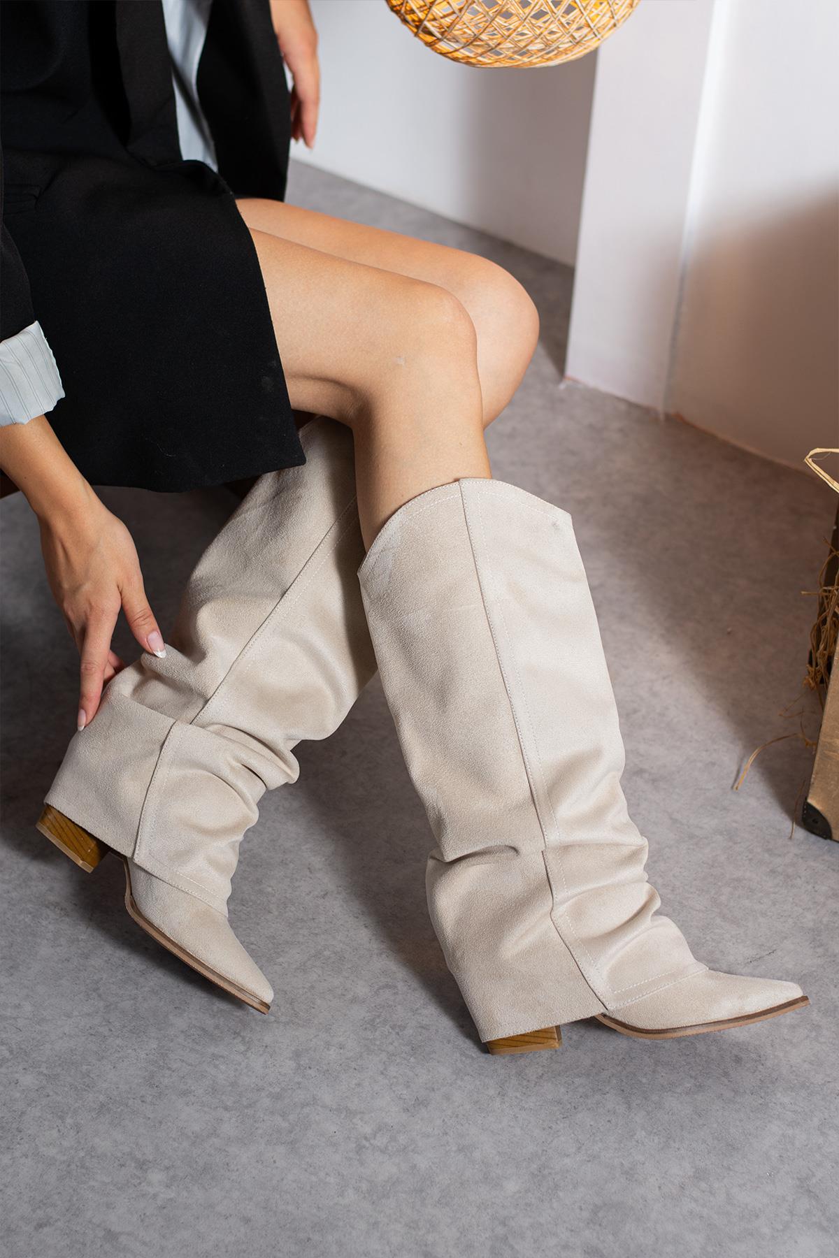 Despina Shoes Emily Nova Bej Süet Dokulu Kadın Çizme – model üzerinde görünüm 3