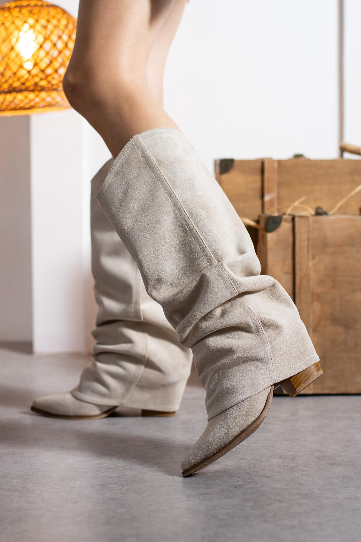 Despina Shoes Emily Nova Bej Süet Dokulu Kadın Çizme – model üzerinde görünüm 2