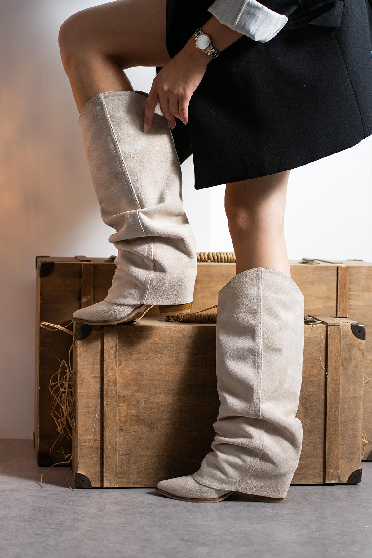 Despina Shoes Emily Nova Bej Süet Dokulu Kadın Çizme – model üzerinde görünüm 5