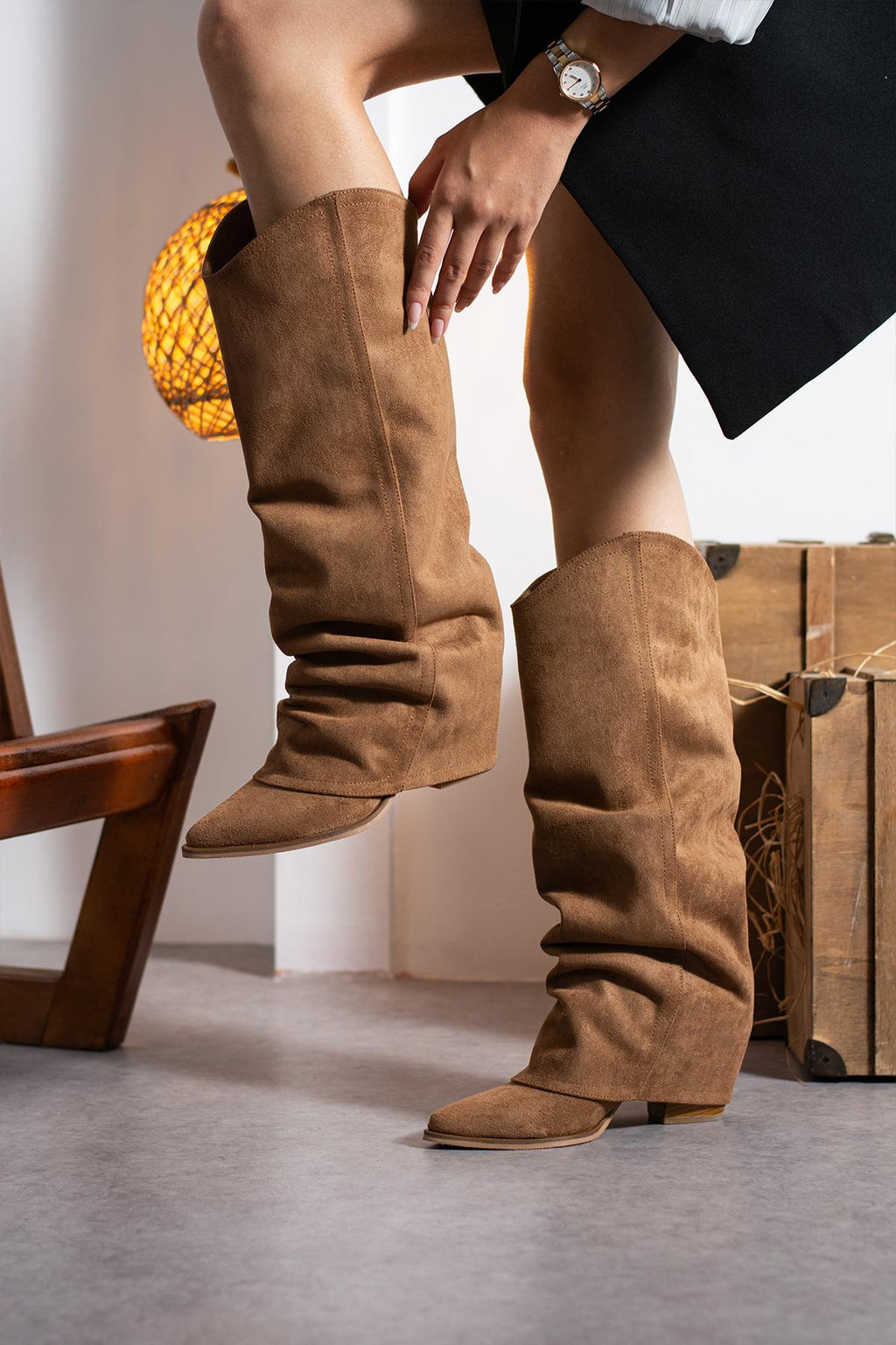 Despina Shoes Emily Nova Taba Süet Dokulu Kadın Çizme – model üzerinde görünüm 3