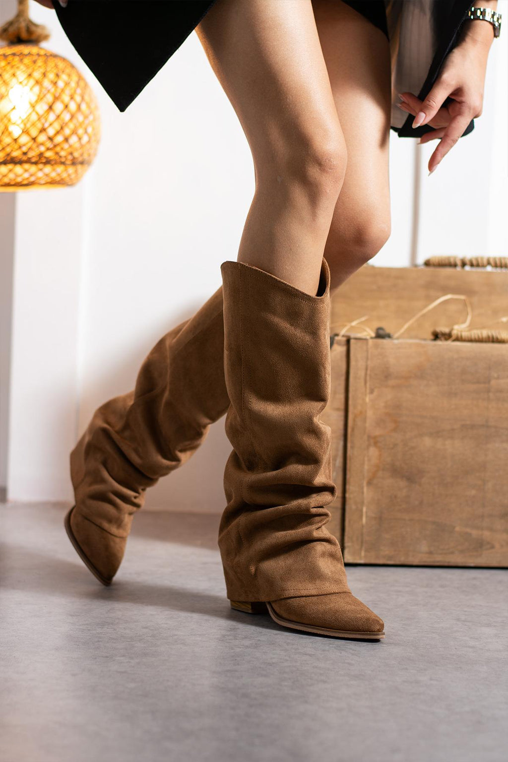 Despina Shoes Emily Nova Taba Süet Dokulu Kadın Çizme – model üzerinde görünüm 2