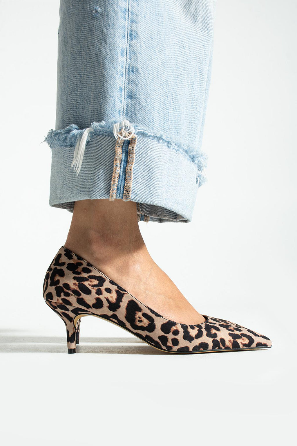 Despina Shoes Clara Leopar Suni Deri Kadın Topuklu Ayakkabı – model üzerinde görünüm 4