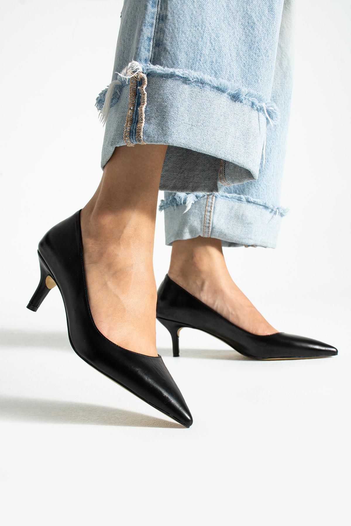 Despina Shoes Clara Siyah Suni Deri Kadın Topuklu Ayakkabı – model üzerinde görünüm 1