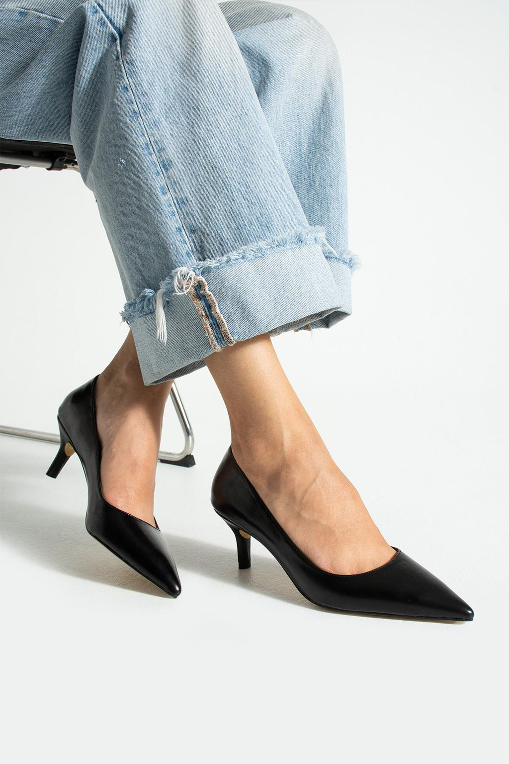Despina Shoes Clara Siyah Suni Deri Kadın Topuklu Ayakkabı – model üzerinde görünüm 3