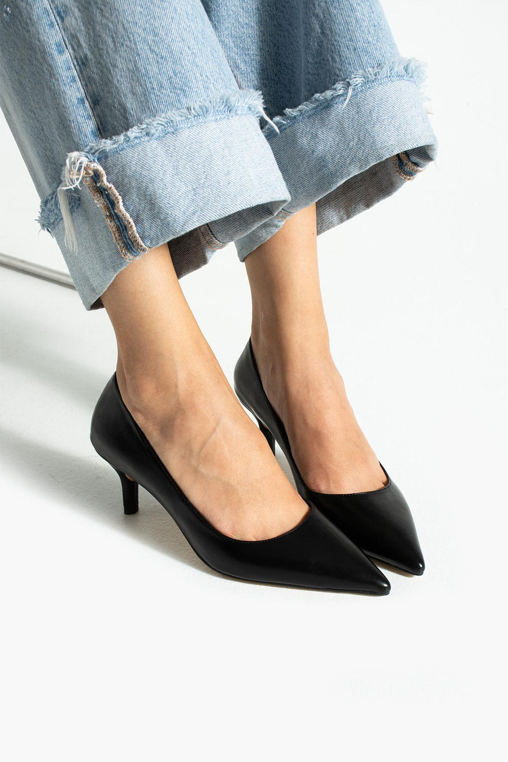 Despina Shoes Clara Siyah Suni Deri Kadın Topuklu Ayakkabı – model üzerinde görünüm 4