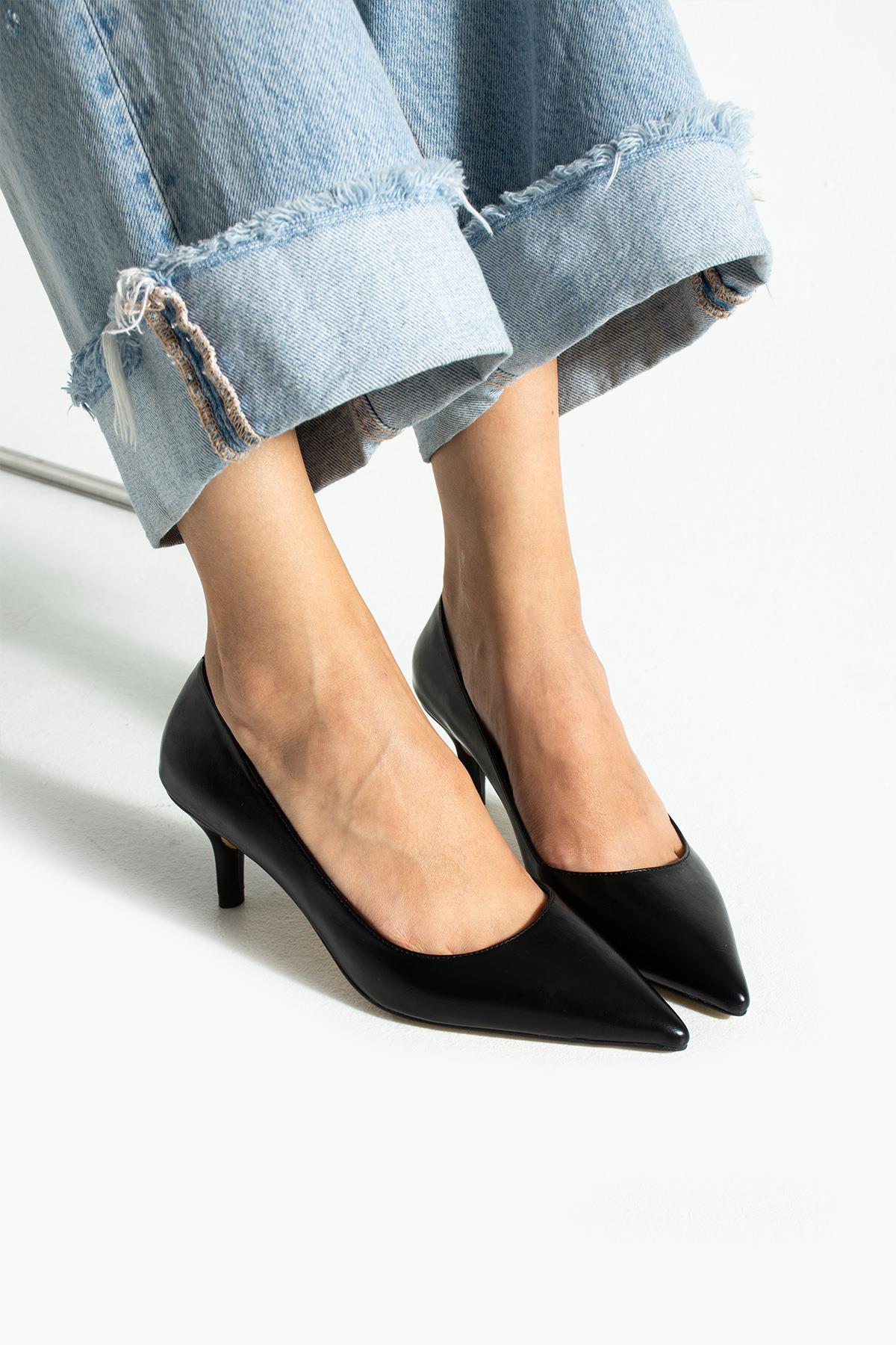 Despina Shoes Clara Siyah Suni Deri Kadın Topuklu Ayakkabı – model üzerinde görünüm 4