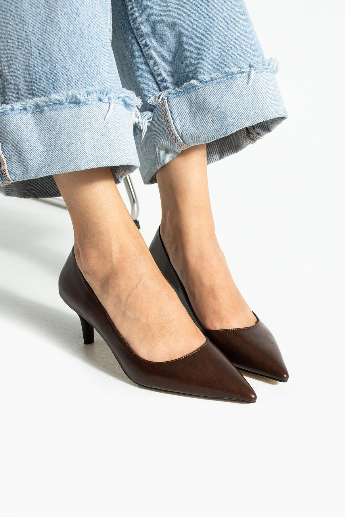 Despina Shoes Clara Kahverengi Suni Deri Kadın Topuklu Ayakkabı – model üzerinde görünüm 4