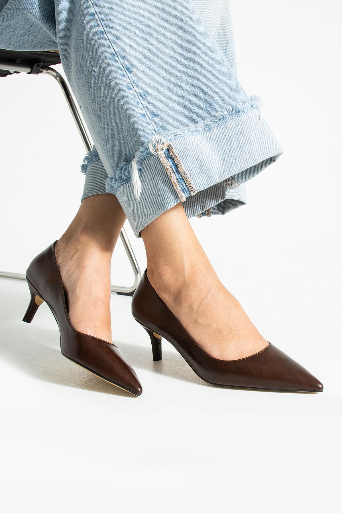 Despina Shoes Clara Kahverengi Suni Deri Kadın Topuklu Ayakkabı – model üzerinde görünüm 2