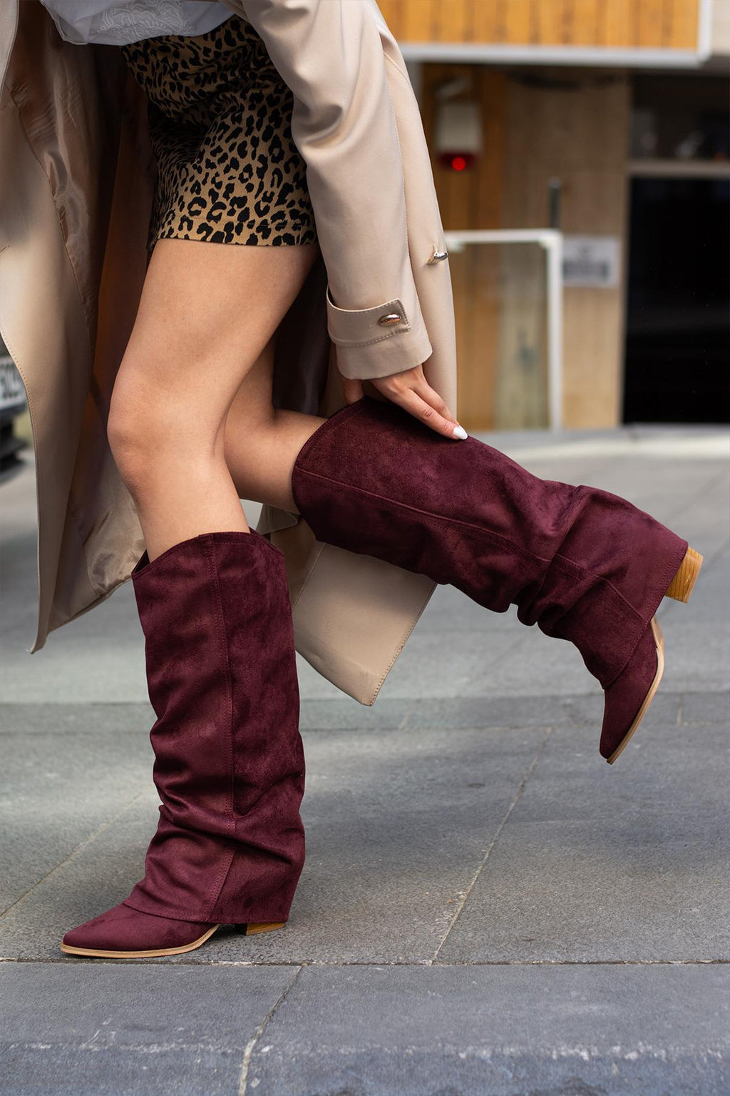 Despina Shoes Emily Nova Bordo Süet Dokulu Kadın Çizme – model üzerinde görünüm 2