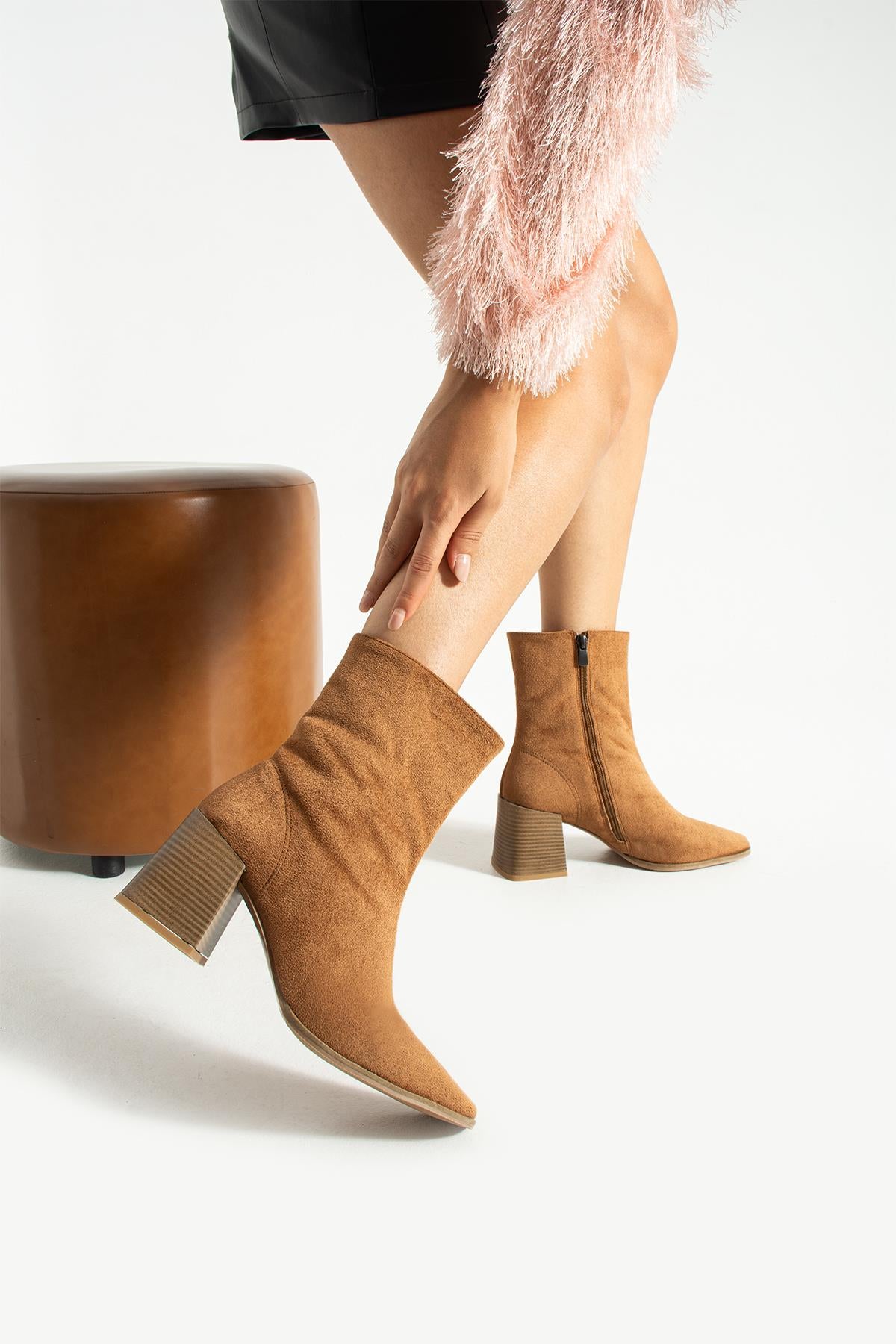 Despina Shoes Nola Taba Süet Dokulu Kadın Bot – model üzerinde görünüm 4