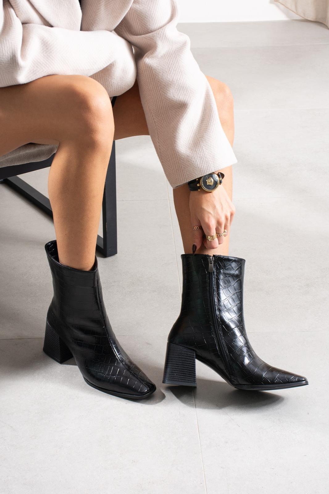 Despina Shoes Nola Siyah Kroko Desenli Kadın Bot – model üzerinde görünüm 1