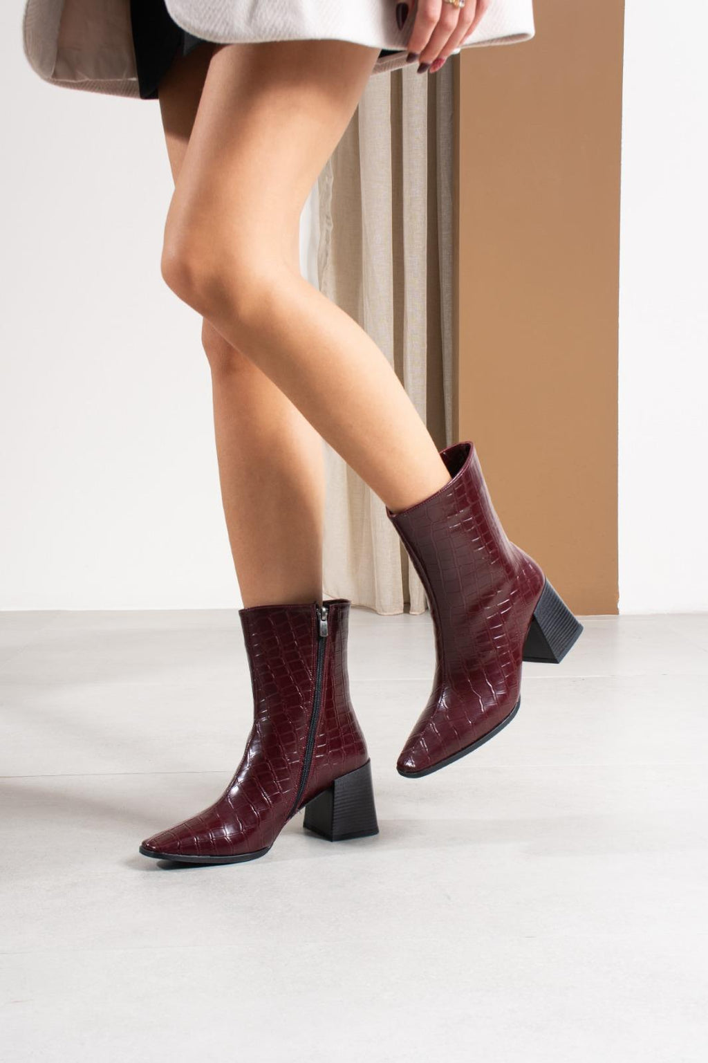 Despina Shoes Nola Bordo Kroko Desenli Kadın Bot – model üzerinde görünüm 3