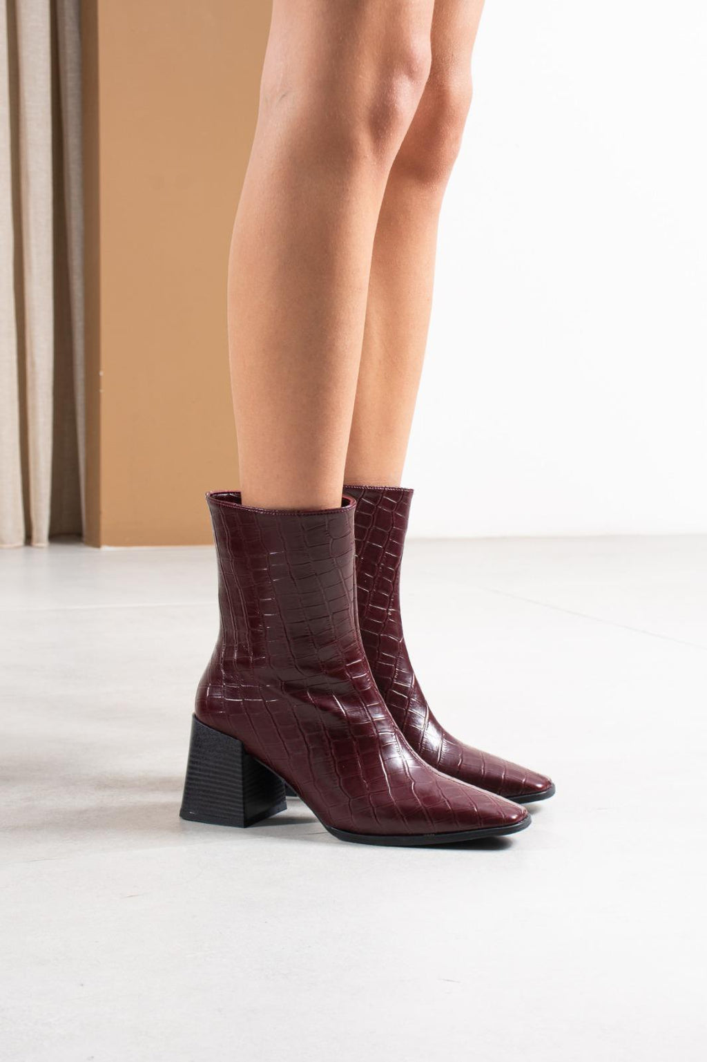 Despina Shoes Nola Bordo Kroko Desenli Kadın Bot – model üzerinde görünüm 1