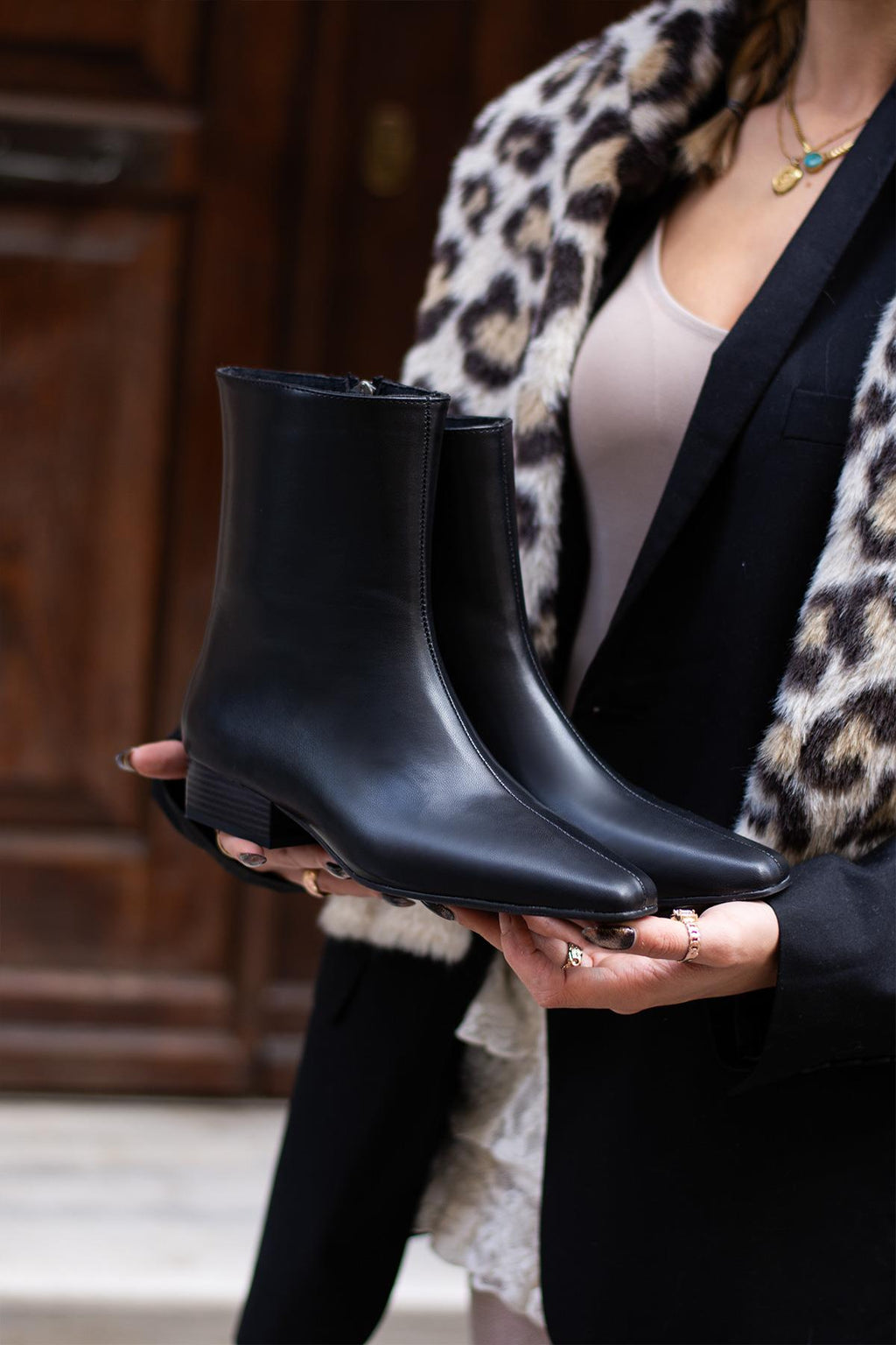 Despina Shoes Carla Siyah Cilt Görünümlü Kadın Bot – model üzerinde görünüm 2