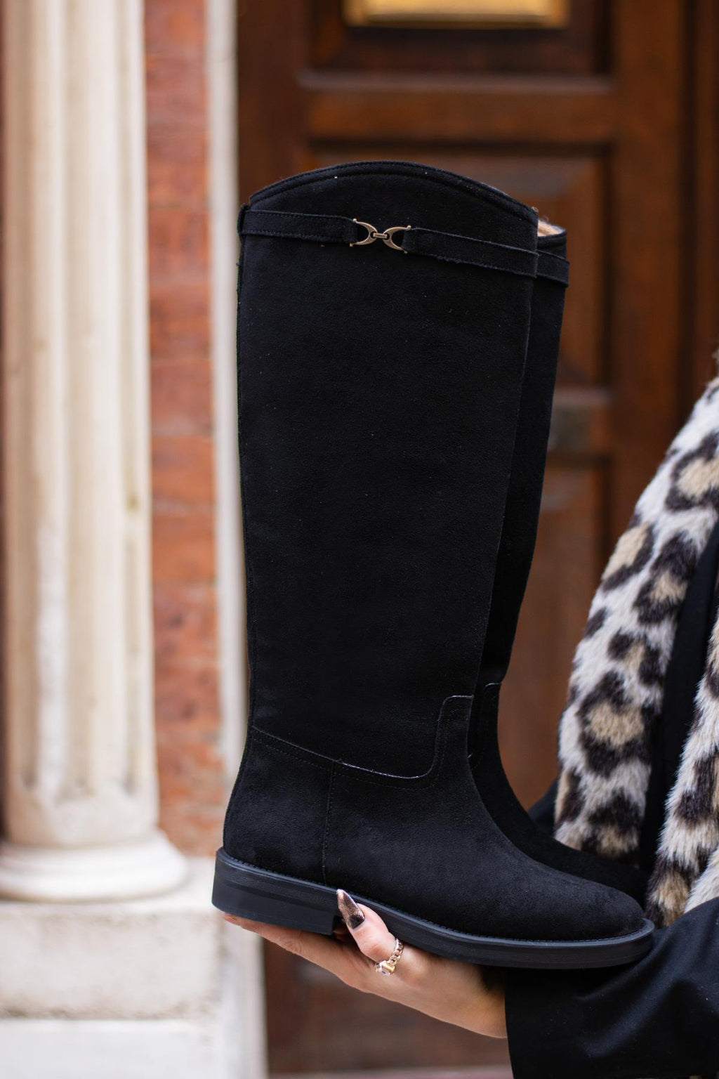 Despina Shoes Vagner Siyah Süet Dokulu Kadın Çizme – model üzerinde görünüm 3